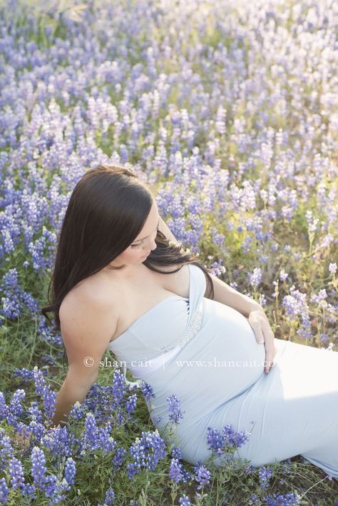 Field Maternity Photoshoot, Spring Maternity Photos, Maternity Photography Poses Outdoors, Floral Field, Outdoor Maternity Photos, Maternity Photography Poses Pregnancy Pics, Maternity Photography Outdoors, Family Maternity Photos, Spring Maternity