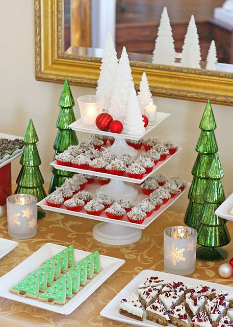 A whole display of Christmas desserts.... hhhhhhmmmmmmmmm. Classic Holiday Desserts, Christmas Desserts Party, Food Display Table, British Christmas, Christmas Dessert Table, Christmas Buffet, Holiday Desserts Table, Christmas Birthday Party, Christmas Tablescape