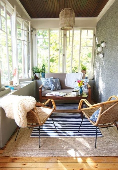 Small Covered Patio, Ruang Tamu Outdoor, Small Sunroom, Balkon Decor, Front Porch Makeover, House Front Porch, Railing Ideas, Sunroom Decorating, Wood Railing