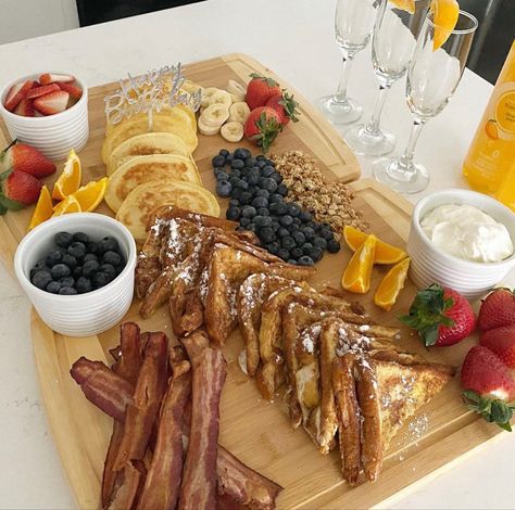 Breakfast Ideas For My Husband, Brunch Surprise Party, Breakfast Boyfriend Surprise, Birthday Breakfast Ideas For Wife, 50th Birthday Breakfast Ideas, Birthday Morning Breakfast Ideas, Birthday Breakfast Recipes, Boyfriend Birthday Breakfast, Birthday Brunch Ideas For Husband