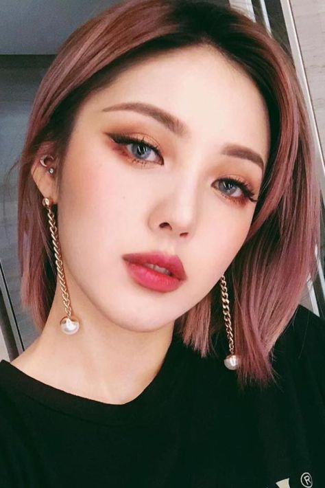 Nude Makeup Idea With Black Eyeliner #nudemakeup How to get Asian eyes bigger with makeup? We have useful tips how to apply eyeshadow and eyeliner to the monolid eye shape. #asianeyes #monolideyes #makeuptips #makeupideas #makeup Makeup Asia, Make Up Diy, Pony Makeup, Monolid Eyes, Eyeliner Tips, Asian Dolls, Glowing Radiant Skin, Makeup Idea, Luscious Hair