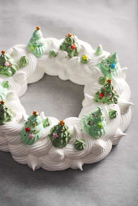 Peppermint Meringues Recipe, Christmas Wreath Pavlova, Pavlova Recipe Christmas, Christmas Merengue, Holiday Pavlova, Holiday Meringues, Christmas Pavlova Recipe, Wreath Pavlova, Christmas Pavlova Wreath