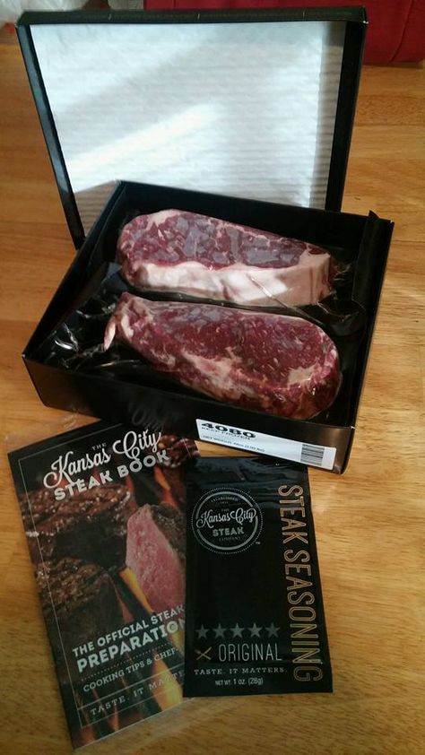 Steak Gift Box, Kansas City Steak, Steak Gift, How To Prepare Steak, Carnicerias Ideas, Meat Box, Meat Trays, Delivery Food, Meat Packing