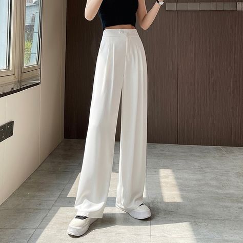 Lose Pants Outfit Casual, White Loose Pants, Look Confident, Elegant Pants, Elegant Pant, Body Proportions, Quiet Luxury, Pantalon Large, Loose Pants