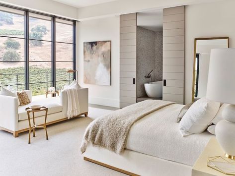 neutral tone modern bedroom design // white and cream bedroom decor // spacious master bedroom Cream Bedroom Decor, Dekorasi Kamar Tidur, Casa Vintage, Modern Bedroom Design, Master Bedrooms Decor, White Bedroom, Contemporary Bedroom, Design Case, Luxurious Bedrooms