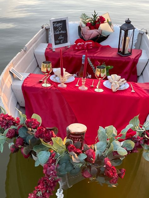 Boat Decorations Party, Boat Proposal Decoration, Proposal On Boat, Proposal Picnic Set Up, Boat Date Night, Boat Decorating Ideas Party, Picnic On A Boat, Romantic Picnic Ideas For Couples, Boat Date