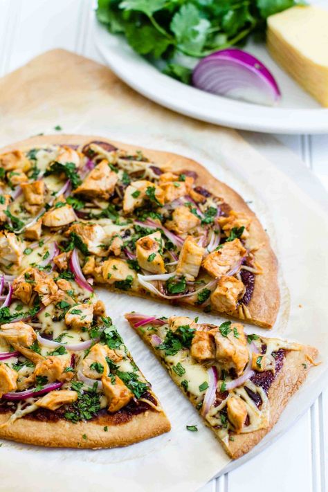 21 Easy Weeknight Paleo and Low Carb Dinners Paleo Pizza Recipes, Paleo Pizza Crust, Dinner Paleo, Barbecue Chicken Pizza, Paleo Pizza, Bbq Chicken Pizza, Superbowl Snacks, Low Carb Pizza, Paleo Vegan