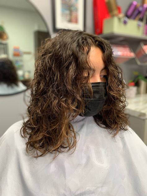 Framing Haircut Curly Hair, Curly Face Frame Layers, Middle Length Curly Haircut, Haircut For Medium Length Hair Curly, Face Frame For Curly Hair, Short Curly Hair Face Frame, Curly Framing Layers, Layered Medium Length Curly Hair, Framed Face Haircut Curly Hair