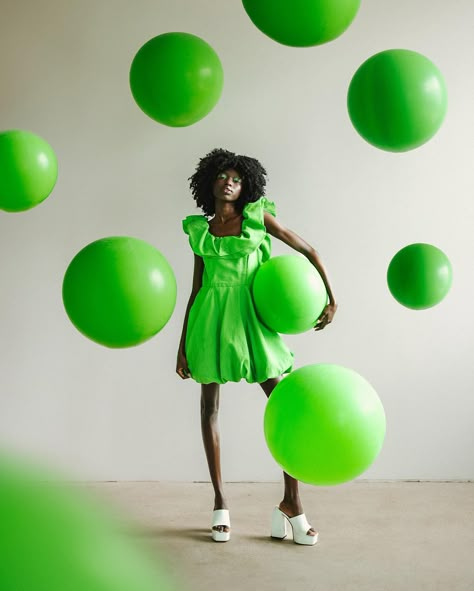 This is your reminder that even the simplest props can lead to photos you love 💚 I had this idea to do some creative portraits with round spheres floating around the subject. I bought a helium tank and round balloons (not the oval ones, so these are bigger) and just taped them to the ground with ribbon, knowing I could Photoshop the ribbon out! In the final images, I replicated a couple of balloons from other images, but I didn’t use any AI for it. I have a full behind the scenes video comi Marina Williams, Vintage Birthday Parties, Behind The Scenes Video, Helium Tank, Photo Class, Round Balloons, Vintage Swim, Beauty Products Photography, School Inspiration