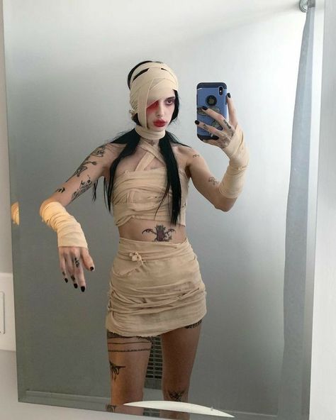 Mummy Halloween Costume, Mummy Costume, Cute Halloween Makeup, Clever Halloween Costumes, Halloween Party Outfits, Halloween Makeup Scary, Trendy Halloween Costumes, Scary Halloween Costumes, Halloween Mummy