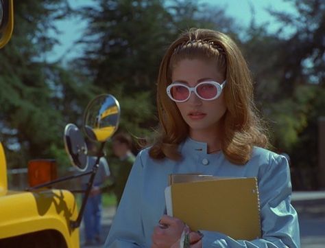 Sunglasses with tinted lenses majorly increase your cool factor. | 17 Ways To Look Like A '90s Dream Babe 90s Movies Fashion, Rebecca Gayheart, Daphne Blake, Red Glasses, 90s Movies, 2000s Aesthetic, 90s Cartoons, Boy Meets World, Movies Outfit