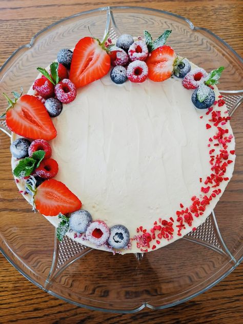 Raspberry Cheesecake Decoration, No Bake Cheesecake Decoration, Strawberry Cheesecake Design, Strawberry Blueberry Cake Decoration, Decorated Cheesecake Birthday, Strawberry Cheesecake Decoration Ideas, Fancy Cheesecakes, Cheesecake Decorating Ideas Birthday, Cheese Cakes Design