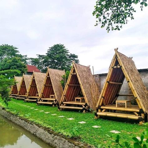 Ikan Air Tawar, Kolam Koi, Bamboo Diy, Bamboo Building, Hut House, Outdoor Restaurant Design, Bamboo House Design, Bamboo Architecture, Bamboo Decor