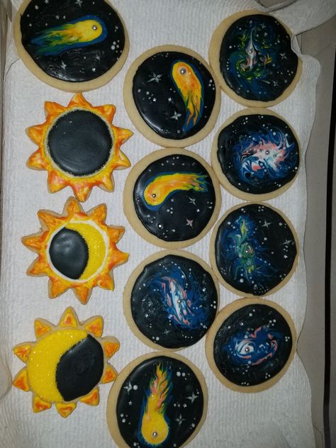 Comet space eclipse cookie Solar Eclipse Royal Icing Cookies, Eclipse Cookies Decorated, Solar Eclipse Sugar Cookies, Solar Eclipse Decorated Cookies, Solar Eclipse Cookies, Eclipse Cookies, Eclipse Ideas, Eclipse Party, Cupcake Cake Designs