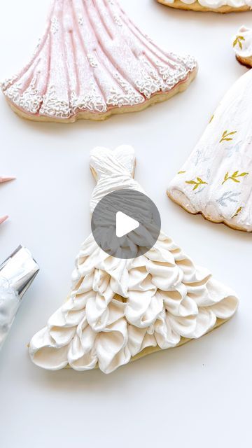 Bridal Cookies Ideas, Wedding Dress Sugar Cookies Decorated, Fancy Cookies Wedding, Bridal Shower Cookie Ideas, Wedding Dress Cookies Royal Icing, Wedding Dress Sugar Cookies, Wedding Dress Cookies Decorated, Wedding Cookies Decorated Simple, Bridal Shower Cookies Decorated