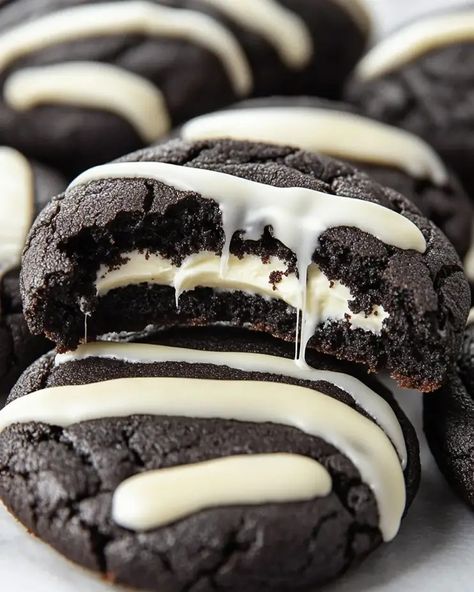 Black Velvet Cheesecake Cookies – Rich and Creamy Treats - optimal recipes Black And Pink Cookies, Black Food Coloring, Velvet Cheesecake, Cookies Soft, Pink Cookies, Natural Food Coloring, Cookie Spread, Cheesecake Cookies, Black Food