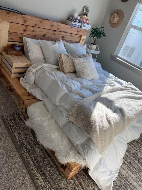 Pallet Platform, Pallet Bed Frame, Diy Pallet Bed, Pallet Headboard, Pallet Bed, Apartment Organization, Dekorasi Kamar Tidur, Teen Bedroom Decor, Cozy Room