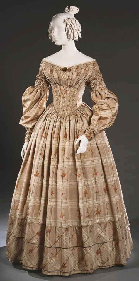 Philadelphia Museum of Art - Collections Object : Woman's Day Dress ---bias trim at hem 1830s Dress, Gaun Abad Pertengahan, Historical Gowns, 1830s Fashion, Ladies Day Dresses, 1800s Fashion, 19th Century Fashion, Century Clothing, Victorian Clothing