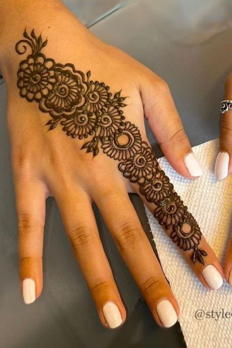 Simple Henna Designs Arabic, Mehndi For Back Hand Simple, Very Very Simple Mehendi Designs, Simple Mehendi Designs Arabic, Mehndi Finger Designs, Mehndi Designs Back Hand Simple, Arabic Mehndi Designs Back Hand, Simple Henna Designs Hand, Simple Arabic Mehndi Designs