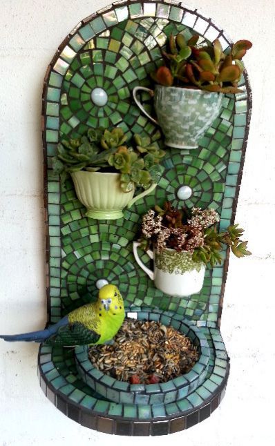 Mosaic Garden Art, Mosaic Birds, Mosaic Art Projects, Mosaic Stained, Mosaic Tile Art, Mosaic Madness, Diy Bird Feeder, Diy Birds, Mosaic Artwork