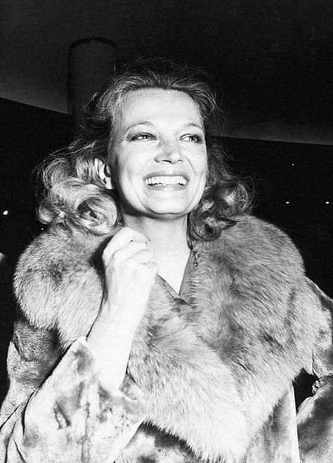 Gina Rowlands, 70s Actresses, Attractive Pictures, John Cassavetes, Gena Rowlands, Classic Glamour, Golden Globe Winners, Dramatic Classic, Shot List