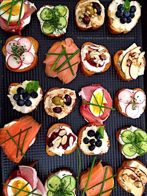 Crostini, an elegant affair… – The Hungry Belgian Crostini Party, Light Snacks, Food Platters, Food Presentation, Appetizers For Party, Wedding Food, Finger Food, Clean Eating Snacks, Appetizer Snacks