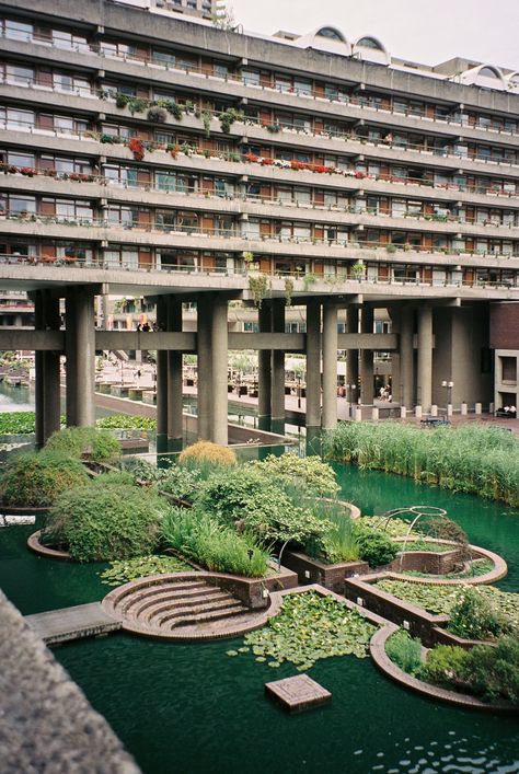 Icon of modern life, masterpiece of architecture, cultural reference point, an oasis in the middle of the city, at the Barbican in London utopia becomes reality. This article, crafted by ROWSE, invites you to click and get inspired in a world where architecture and nature come together perfectly. Long Building Architecture, The Barbican London, Modern City Architecture, Cool Architecture Buildings, Eco Brutalism Architecture, Point In Architecture, Eco Utopia, Barbican Architecture, Affordable Housing Architecture