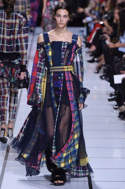 Sacai Spring/Summer 2018 Ready To Wear | British Vogue Mode Tartan, Deconstruction Fashion, Tartan Fashion, Upcycled Fashion, Eclectic Fashion, Spring Fashion Trends, Plaid Fashion, Trends 2022, Fashion Sketches