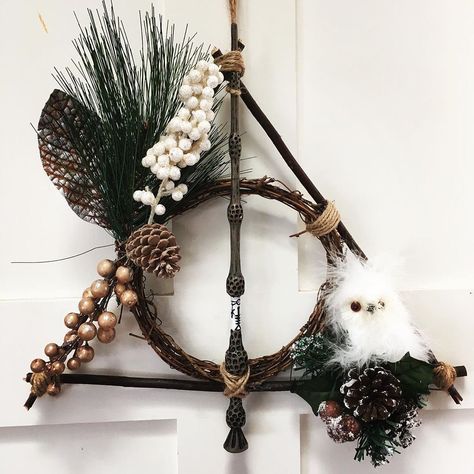 Deathly Hallows Wreath, Deco Noel Harry Potter, Harry Potter Christmas Ornaments, Harry Potter Christmas Decorations, Kule Ting, Harry Potter Christmas Tree, Hogwarts Christmas, Harry Potter Bedroom, Anniversaire Harry Potter