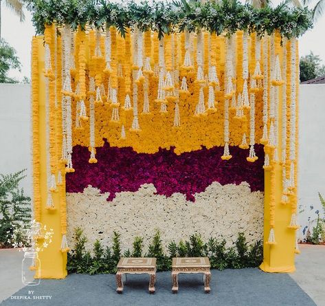 Kankotri Decoration Ideas, Kankotri Decoration, Flower Decoration Ideas, Leaf Decor Wedding, Haldi Decoration Ideas, Haldi Ceremony Decorations, Haldi Decoration, Home Flower Decor, Ideas For Weddings