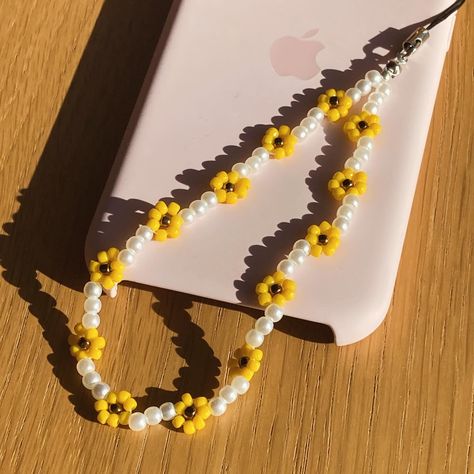 Add a splash of sunshine to your ohone case with this sunflower inspired phone strap 🌻 I really did enjoy the sunshine today and hope it comes back again tomorrow ☀️😎 I hope you all enjoyed a bit of sunshine too 💛 #beadedphonestrap #beadedphonecharm #phonestrap #beadedflower Phone Case Strap, Phone Hanging, Spring Basket, White Sunflowers, Strap Phone, Diy Bracelet Designs, Enjoy The Sunshine, Phone Strap, Diy Bracelet