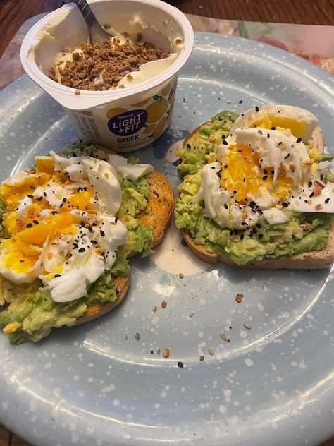 Avocado Egg Sandwich, Healthy Lunch Snacks, Egg Sandwich, Daily Workouts, Easy Healthy Meal Prep, Healthy Food Dishes, Snacks Saludables, Healthy Food Motivation, Healthy Lifestyle Food