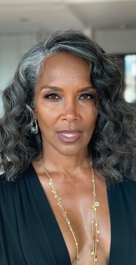 Black Women Grey Hair, Mara Brock Akil, Grey Hair Don't Care, Silver Haired Beauties, African Ladies, Gorgeous Gray Hair, Going Grey, Grey Hair Inspiration, Beautiful Gray Hair