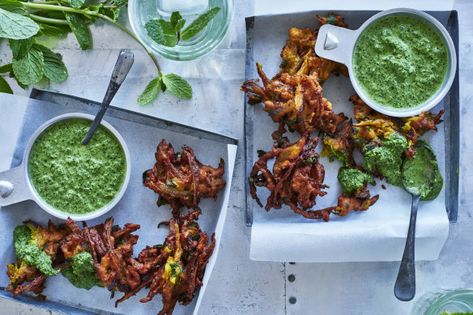 Onion Bhaji Recipe, Kanda Bhaji, Onion Fritters, Holi Recipes, Onion Bhaji, Indian Appetizers, Bhaji Recipe, Indian Dinner, Pakora Recipes