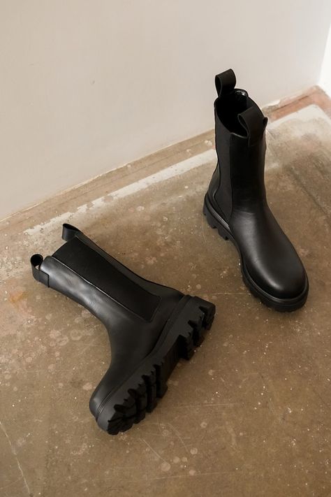 Chunky Boots Outfit, Chunky Black Boots, Chelsea Boots Outfit, Chunky Chelsea Boots, Elegant Boots, Southern Europe, Fashion Aesthetics, Ballerina Shoes, Chunky Boots