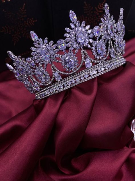 Purple Tiara Aesthetic, Purple Quinceanera Crowns, Purple Crown Aesthetic, Coronas Aesthetic, Lavender Quinceanera Ideas, Vestido Color Lila, Lavender Quinceanera, Burgundy Quinceanera Dresses, Koleksi Parfum