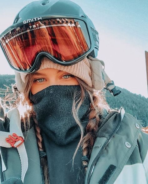 Snowboard Hairstyles Helmet, Snowboard Hairstyles, Aesthetic Helmet, Skiing Hairstyles, Snowboarding Hairstyles, Was Sind Curtain Bangs, Sind Curtain Bangs, Mode Au Ski, Snowboarding Aesthetic