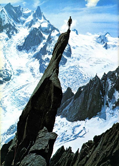 Vintage photo of mountain climber Gaston Rébuffat Panjat Tebing, Chamonix Mont Blanc, Living On The Edge, Bungee Jumping, Mountain Climbing, Kitesurfing, Parkour, Extreme Sports, Rock Climbing