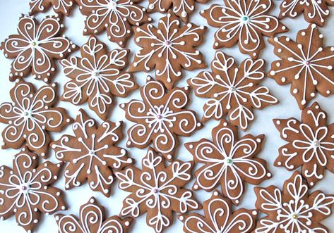 Gingerbread Snowflakes | BigAlittlea Gingerbread Stars, Gingerbread Snowflakes, Snowflake Christmas Cookies, Christmas Biscuits, Snowflake Cookies, Gingerbread Decorations, Xmas Cookies, Christmas Sugar Cookies, Christmas Cookies Decorated