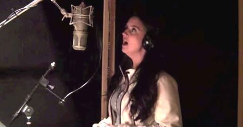 Woman Sings Veterans Version Of ‘Hallelujah’ In Honor Of Armed Forces Singing Hallelujah, Woman Singing, Veteran Owned Business, Navy Veteran, Us Soldiers, Linkin Park, She Said, Armed Forces, Country Music