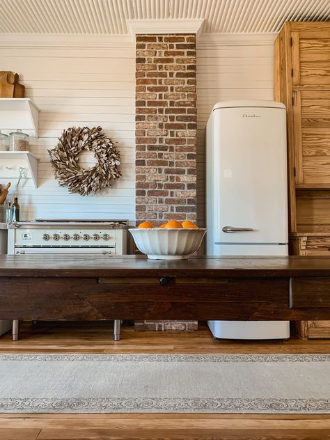 Freestanding Farmhouse Sink, Unfitted Kitchen Ideas Cottage, Unfitted Kitchen French, Unfitted Kitchen Ideas, Old Victorian Kitchen, Farmstead Kitchen, Victorian Farmhouse Kitchen, 1900s Kitchen, 40s Kitchen