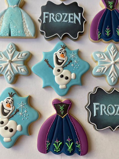 Frozen Cookies Decorated Royal Icing, Frozen Sugar Cookies Disney, Frozen 2 Cookies Decorated, Princess Cookies Royal Icing, Royal Icing Snowflakes, Frozen Royal Icing Cookies, Frozen Cookies Decorated, Disney Frozen Cookies, Disney Cookies Decorated