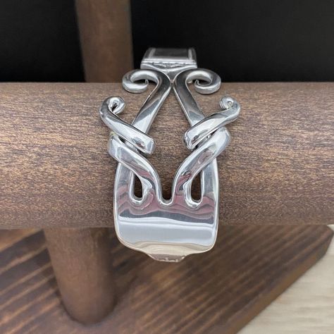 Premium Fork Bracelet Design 'devoted', Bold Statement Silverware Jewelry - Etsy Silver Knife Jewelry, Fork Jewelry Tutorial, Hardware Jewelry Diy, Silverware Necklace, Vintage Spoon Jewelry, Spoon Jewelry Diy, Fork Ring, Silver Spoon Jewelry, Silverware Crafts