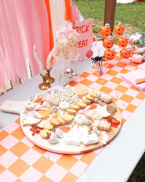 Spooky sweets 🍬 No tricks at this table, just a whole bunch of sugary treats 🎃 The star of the show (besides the delicious cake + cookies) were the mini Jack-o-lanterns that perfectly fit a few of the bite size candy pieces. The kids could fill them up without over doing it #parentingwin Girly Halloween party, DIY glitter pumpkins, kids Halloween party, two spooky, one spooky girl, 2 boo tofil, our little boo is turning two, Halloween cake, Halloween party food Pink Ghost Party Ideas, Girly Halloween Party Decorations, Pumpkin Spray Paint, Halloween Birthday Party Ideas, Disco Ghost, Girly Ghost, Two Spooky, Spooky One, Girl Parties