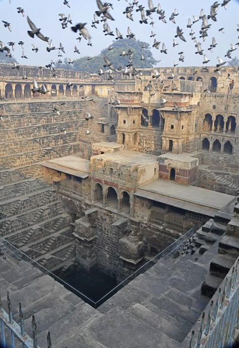 Chand Baori, Architecture Antique, Goa India, Water Reservoir, Cultural Architecture, Indian Architecture, Ancient India, Ancient Architecture, Old Building