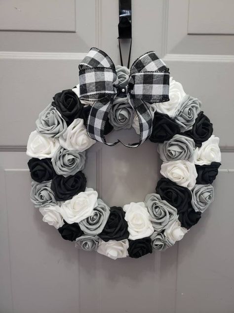 Front Door Wreath Ideas Year Round, Black And White Mesh Wreath, Wreaths For Men, Door Reef, Foam Wreaths, Wreaths For Front Door Everyday, Year Round Wreaths, Black And White Wreath, Halloween Wreath Ideas