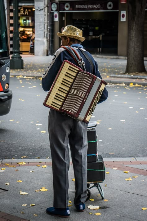 Radio Studio, Street Performer, Street Musicians, Street Music, Musician Photography, Street Musician, Music A, Traditional Music, Music Images