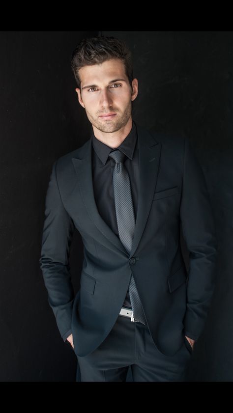 Negro perfecto Black Suit Black Shirt, Grey Suit Black Shirt, Black Suit Combinations, Suit Combinations, Black Suit Men, Light Grey Suits, Mens Fashion Photography, Suit Black, Sharp Dressed Man