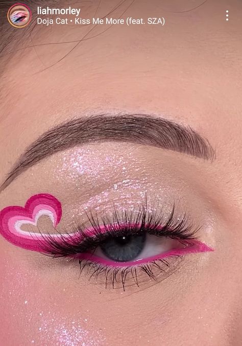 Eye Makeup Color Liner, Makeup Ideas Almond Eyes, Creative Eyeliner Ideas, Heart Eyes Makeup, Valentines Makeup Ideas Creative, Creative Eye Makeup Design, Easy Valentines Makeup, Colorful Eyeliner Makeup, Valentine's Makeup Looks