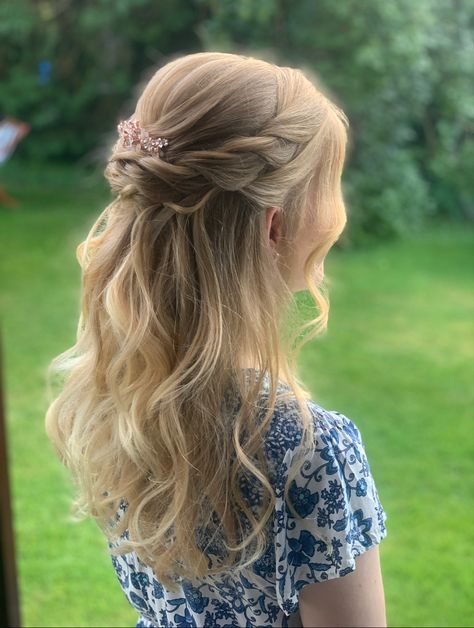 Half Braid Bridesmaid Hair, Childs Bridesmaid Hair, Flowergirls Hairstyle Half Up, Half Up Half Down Communion Hairstyles, Little Flower Girl Hair Styles, First Communion Hairstyles Curly Hair, Wedding Hair For Junior Bridesmaids, Half Up Half Down Flower Hair, Kids Bridesmaid Hair